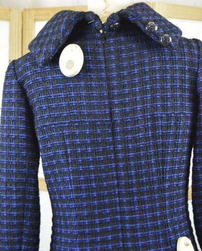 null CHANEL

Robe à manches longues en tweed noir et bleu, grand col, sur le torse...