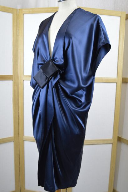 null LANVIN. Collection été 2013. 

Robe à manches courtes tombantes en soie bleue...