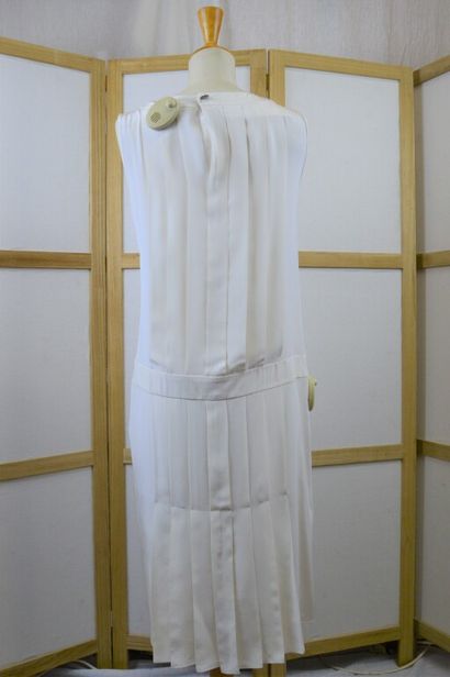 null CHANEL

Robe sans manche en soie écrue plissée style année 1920-1930.

T.38

(tâches...