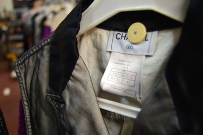 null CHANEL

Veste sans manche dite « gilet d'homme » en mousseline de soie noire...