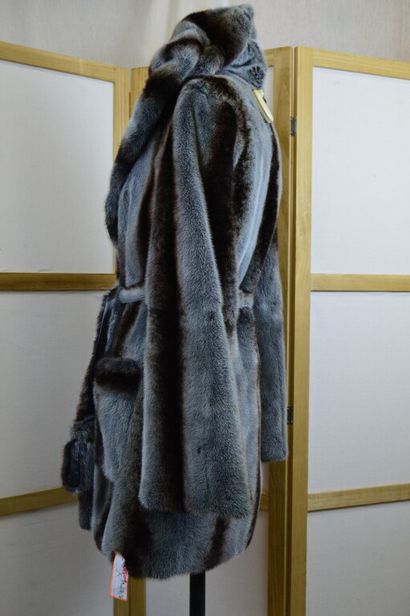 null GIULIANA

Manteau 3/4 à capuche en vison gris clair et rayures marron, avec...