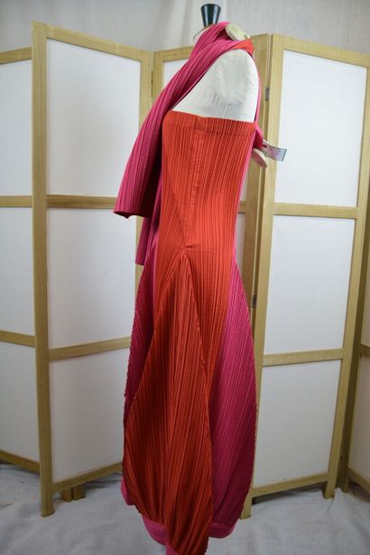 null 
ISSEY MIYAKE




Robe plissée dit PLEATS PLEASE boule rouge et fushia avec...