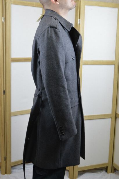 null DIOR

Manteau d'homme en lainage gris, avec ceinture

Taille 50