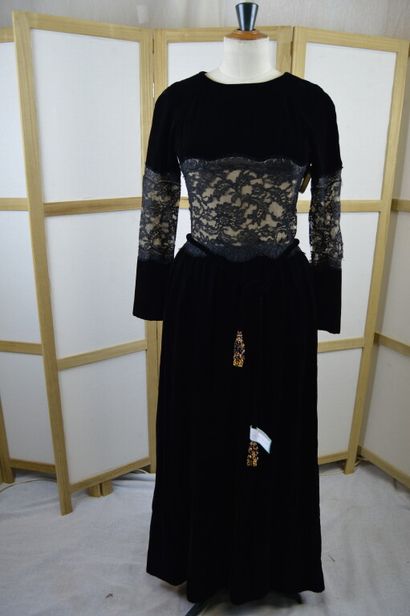 null CHRISTIAN DIOR PARIS

Robe longue de soirée en velours noir et empiècements...