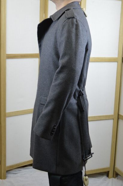 null DIOR

Manteau d'homme en lainage gris, avec ceinture

Taille 50