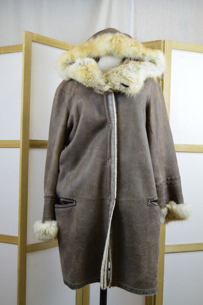 null DAREL

Manteau en peau lainée réversible taupe avec capuche dont les bords sont...