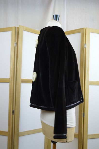 null T. Paris (Terzakou)

Veste courte en vison rasé noir, les bords réhaussés d'une...