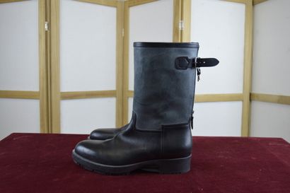 null HERMES, Made in Italy

Paire de bottes d'homme niveau mollet en cuir noir et...