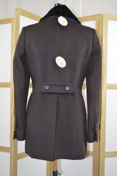 null BURBERRY

Manteau ¾ en lainage marron, le col en renard noir, double boutonnage...