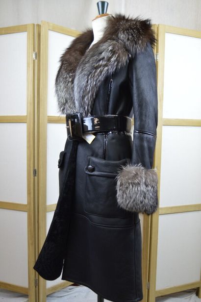 null BARBARA BUI

Manteau en peau lainé noir, col et poignets en renard gris/marron,...