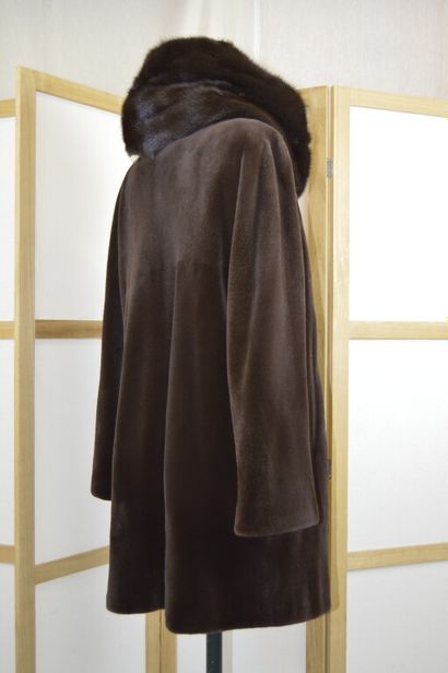 null ROMAGNA FURS (Italie)

Manteau ¾ à capuche en vison rasé marron

Taille 44 sur...