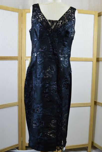 null NINA RICCI. 

Robe droite sans manches en tissu damassé noir et marine et empiècements...