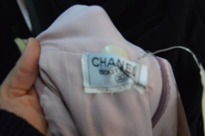 null CHANEL BOUTIQUE

Robe sans manche en soie rose poudré, les bords tweed.

Etiquette...