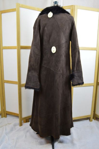 null GEORGES RECH 

Manteau en peau lainé marron foncé et intérieur noir, boutonnage...