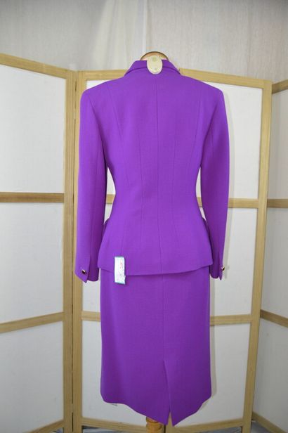 null NINA RICCI. 

Edition boutique, Paris. 

Ensemble tailleur jupe et veste en...