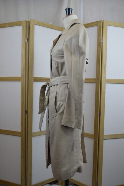 null BURBERRY LONDON

Trench en cuir beige avec ceinture et doublure en tissu, deux...