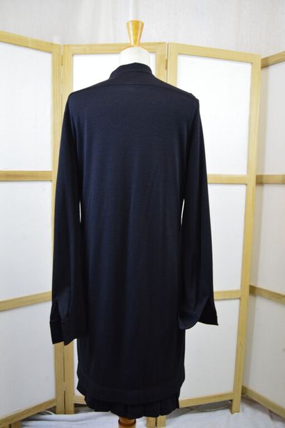 null HERMES, Paris. 

Robe droite à manches longues en jersey noir, simple boutonnage...