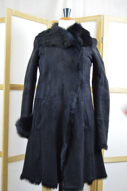 null JOSEPH

Manteau en peau lainée noire manche ¾ 

Taille 34 sur l'étiquette (taille...