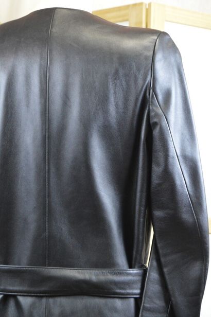 null DIOR

Veste longue en cuir d'agneau noir, ceinture.

Sans étiquette de taille,...