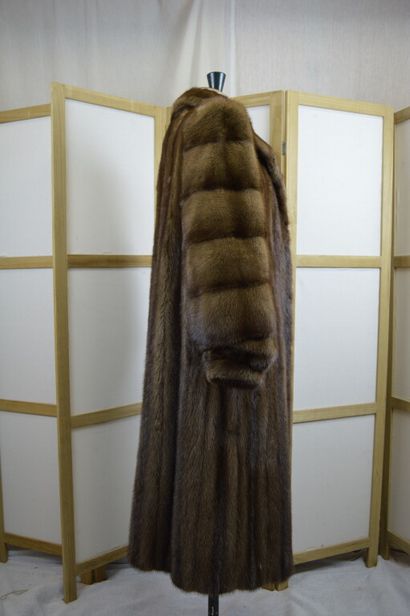 null VALENTINO haute couture

Manteau long en fourrure claire. 

Taille 42/44