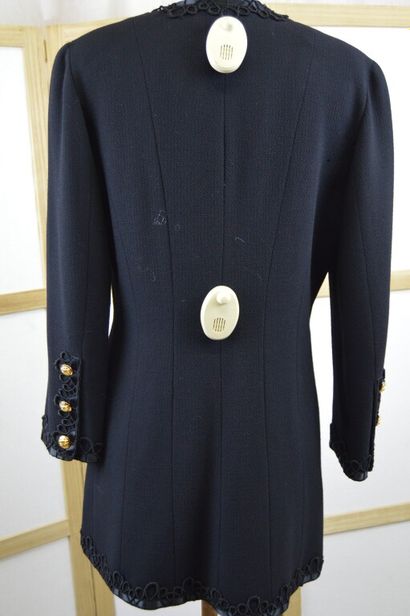 null CHANEL BOUTIQUE

Veste longue ou Manteau en gabardine de laine noire, les bords...