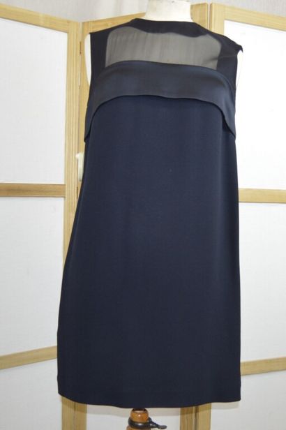 null CELINE

Robe sans manche en crêpe noir le haut transparent avec une basque en...