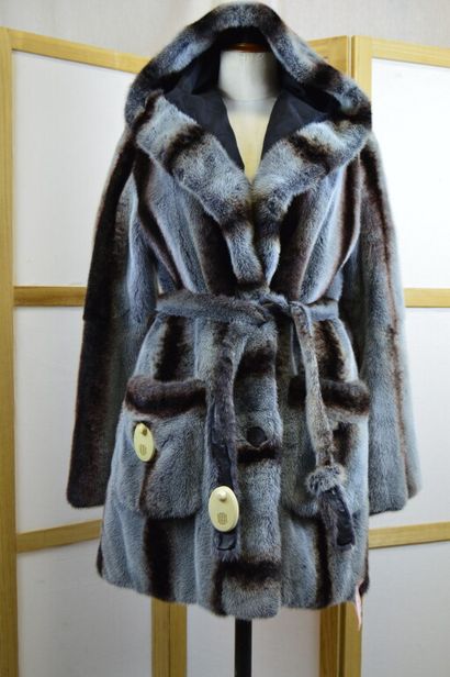 null GIULIANA

Manteau 3/4 à capuche en vison gris clair et rayures marron, avec...