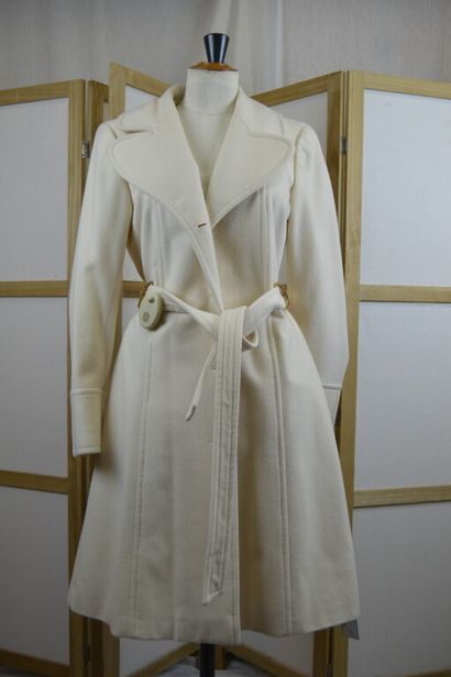 null ROBERTO CAVALLI

Manteau long cintré en lainage blanc cassé avec sa ceinture,...