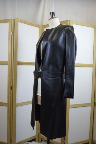 null DIOR

Veste longue en cuir d'agneau noir, ceinture.

Sans étiquette de taille,...