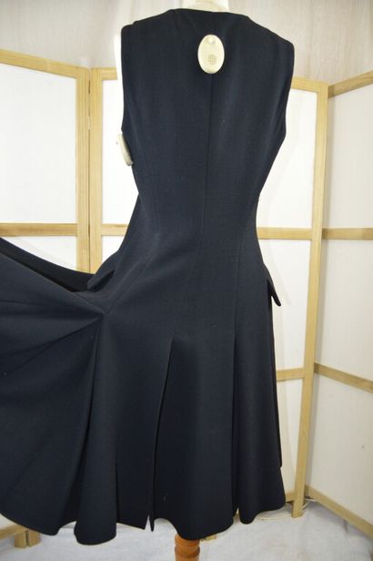 null CHRISTIAN DIOR

Robe portefeuille sans manche en lainage noir.

T.38