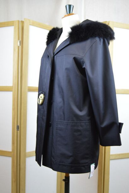 null YVES SAINT LAURENT FOURRURE

Parka à capuche doublé en fourrure noir réversible,...