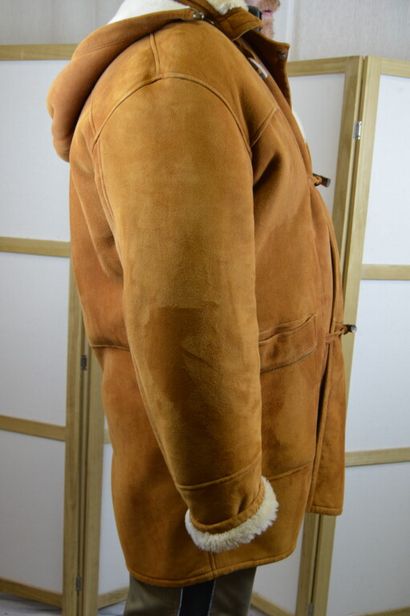 null REVILLON BOUTIQUE PARIS

Duffle coat d'homme à capuche en peau lainée fauve...