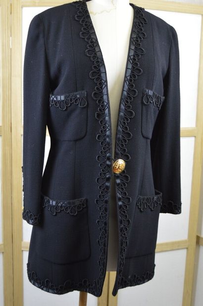 null CHANEL BOUTIQUE

Veste longue ou Manteau en gabardine de laine noire, les bords...