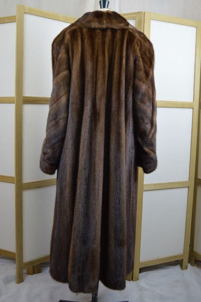 null SAGA MINK

Manteau long en vison marron lunaraine. 

Taille 38/40