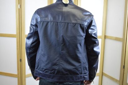 null DIOR

Blouson d'homme en cuir d'agneau, toile et tissu bleu marine, avec deux...