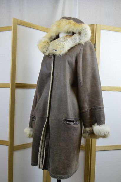 null DAREL

Manteau en peau lainée réversible taupe avec capuche dont les bords sont...