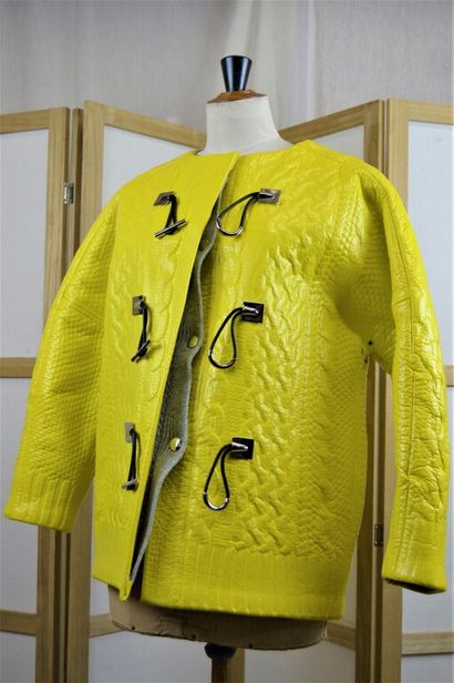 null BALENCIAGA PARIS

Veste en vinyle jaune fluo, intérieur en tricot gris

Taille...