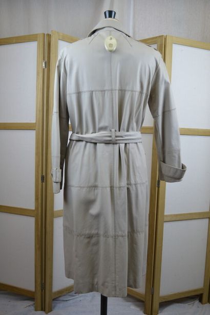 null LOUIS VUITTON

Trench en cuir d'agneau beige

Taille 40

Cuir légèrement ta...