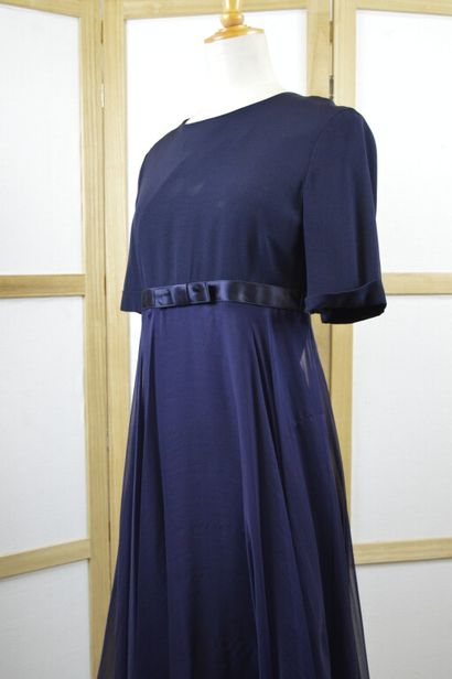 null NINA RICCI, haute boutique. 

Robe manches courtes bleue marine, la jupe en...