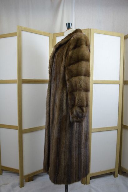 null VALENTINO haute couture

Manteau long en fourrure claire. 

Taille 42/44