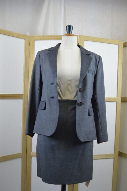 null HERMES, Paris. 

Ensemble tailleur veste et jupe gris. Boutonnage griffé. 

Sans...