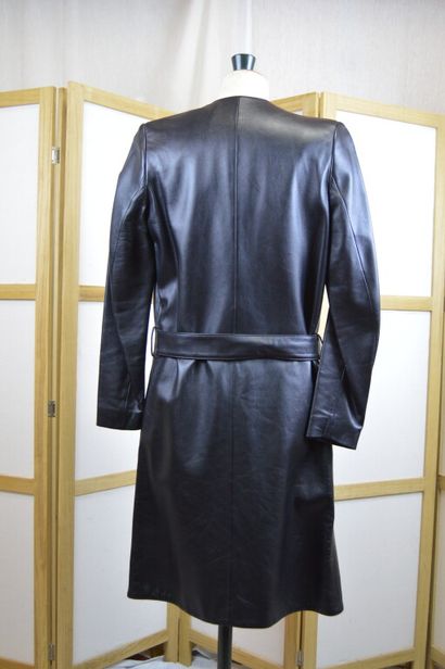 null DIOR

Veste longue en cuir d'agneau noir, ceinture.

Sans étiquette de taille,...