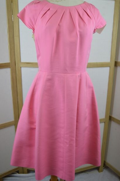 null CHRISTIAN DIOR PARIS

Robe ajustée à manche courte en coton et soie rose bonbon,...