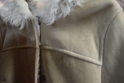 null PAUL & JOE

Manteau à capuche en peau lainé beige

T36

Quelques taches