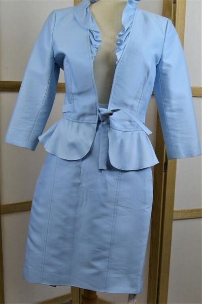 null VALENTINO

Ensemble veste et jupe droite en soie bleu ciel. 

Taille 40/4 (it)...