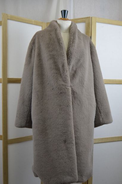 null VANESSA BRUNO

Manteau en fausse fourrure taupe. 

Taille 36, pour indication...