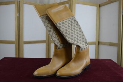 null GUCCI Horse, Made in Italy

Paire de bottes d'homme en cuir beige clair et tissu...