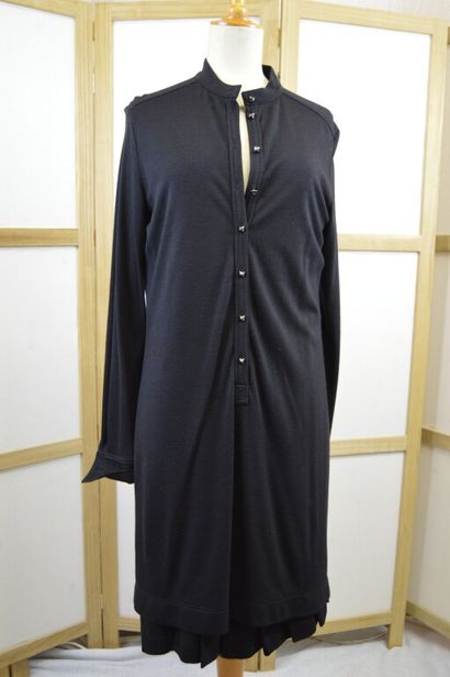 null HERMES, Paris. 

Robe droite à manches longues en jersey noir, simple boutonnage...