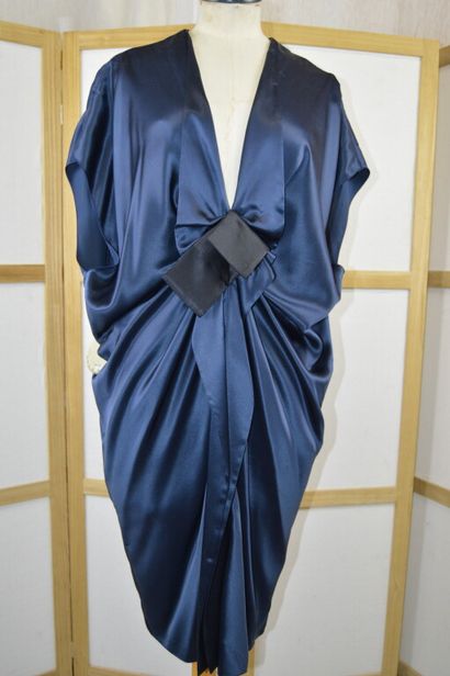 null LANVIN. Collection été 2013. 

Robe à manches courtes tombantes en soie bleue...