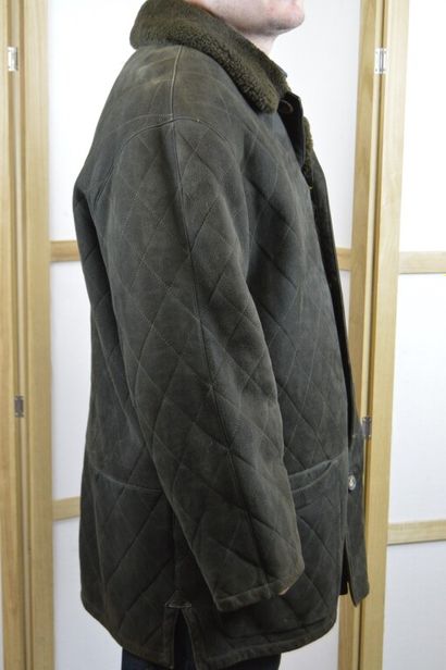 null HERMES VINTAGE

Manteau d'homme ¾ en peau lainée matelassée vert loden

Pas...